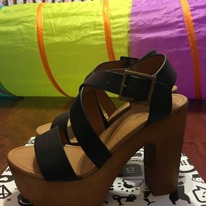 Bamboo Black platform sandals size 6